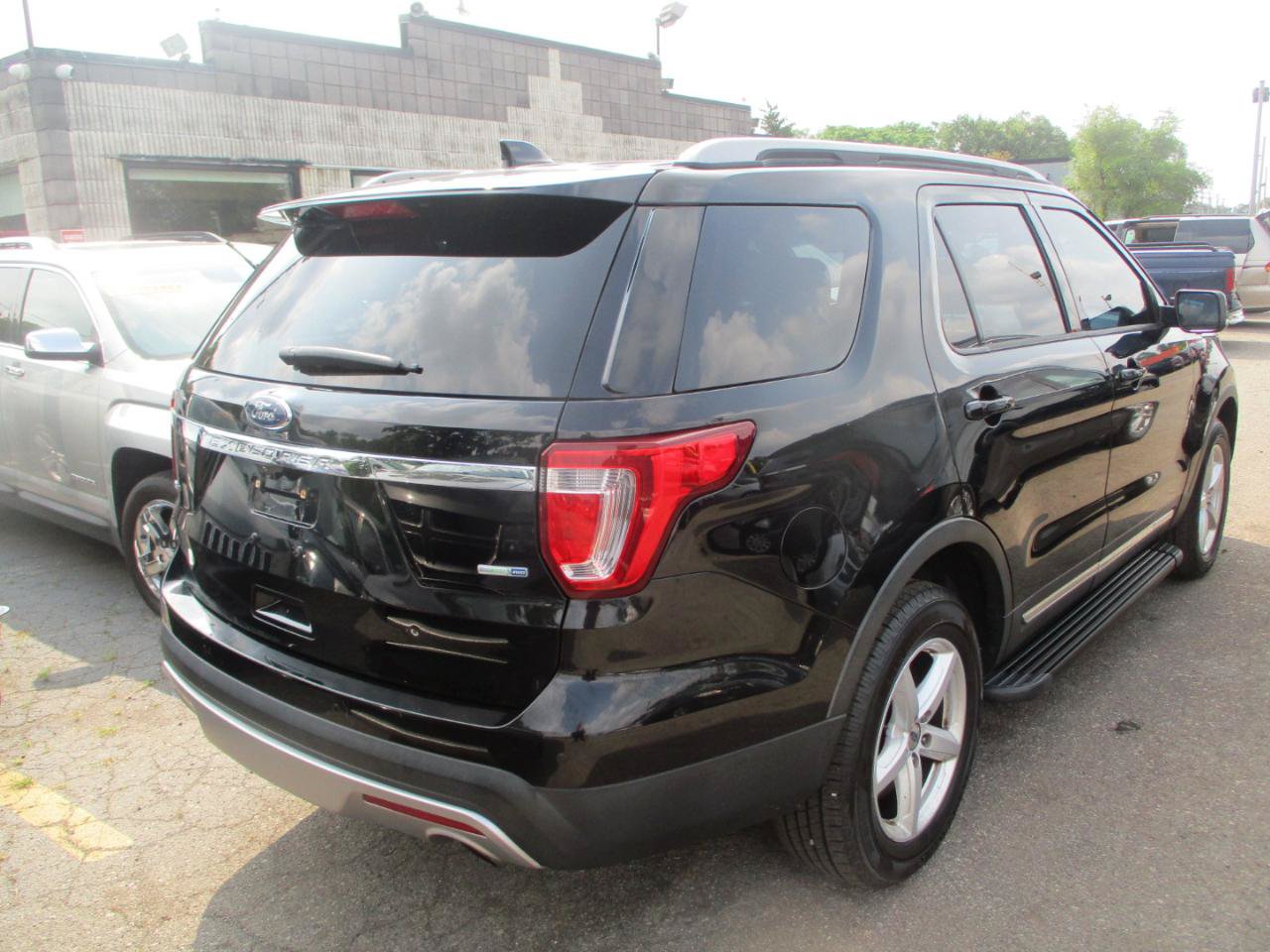 Used 2017 Ford Explorer XLT w/ Equipment Group 202A AWD/4WD image 5