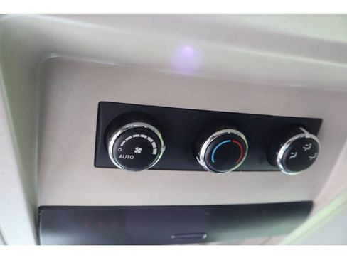 Used 2016 Chrysler Town & Country Touring w/ Driver Convenience Group FWD image 12