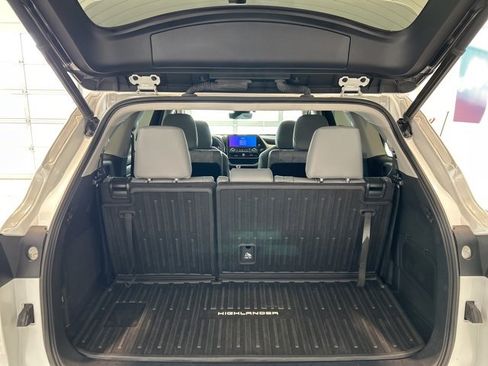 Used 2023 Toyota Highlander Bronze Edition image 16