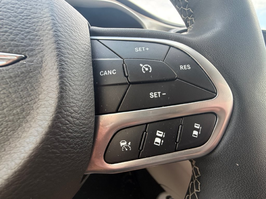 Used 2024 Chrysler Pacifica Touring-L FWD image 17