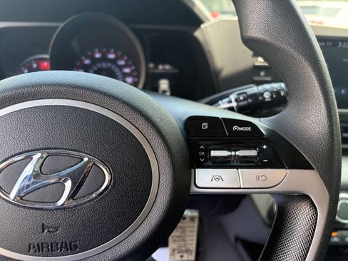 Used 2021 Hyundai Elantra SE FWD image 16