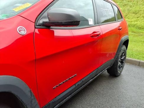 Used 2019 Jeep Cherokee Trailhawk w/ Comfort/Convenience Group AWD/4WD image 5