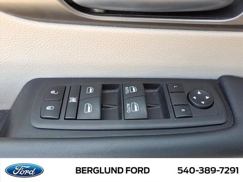 Used 2023 Chrysler Pacifica Touring-L FWD image 19