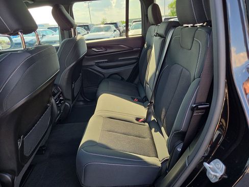 Used 2025 Jeep Grand Cherokee Laredo RWD image 12