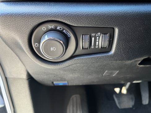Used 2025 Chrysler Pacifica Select FWD image 22