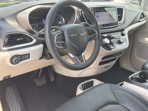 Used 2024 Chrysler Pacifica Limited FWD image 17
