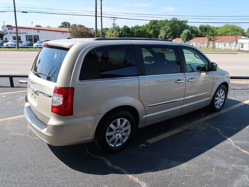Used 2015 Chrysler Town & Country Touring w/ Driver Convenience Group image 3