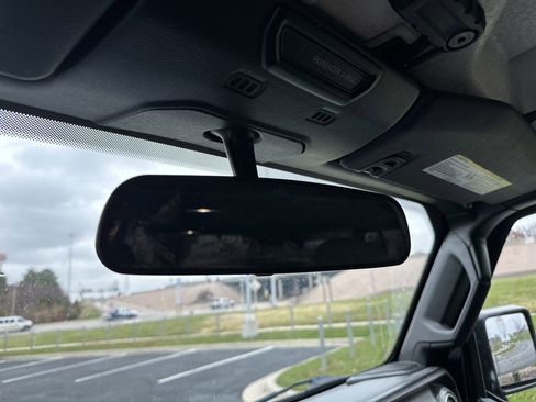 Used 2018 Jeep Wrangler Unlimited Sahara image 25