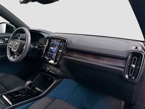 Used 2023 Volvo XC40 Recharge Ultimate image 32