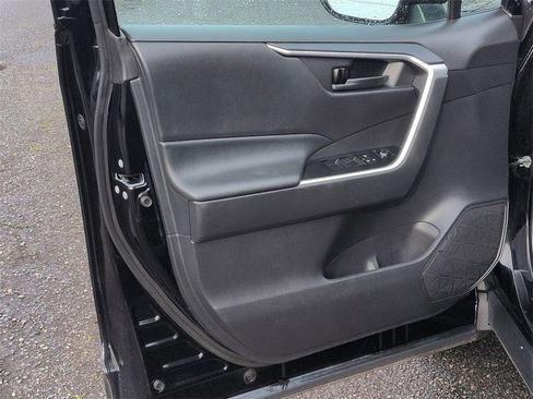 Used 2021 Toyota RAV4 LE image 9