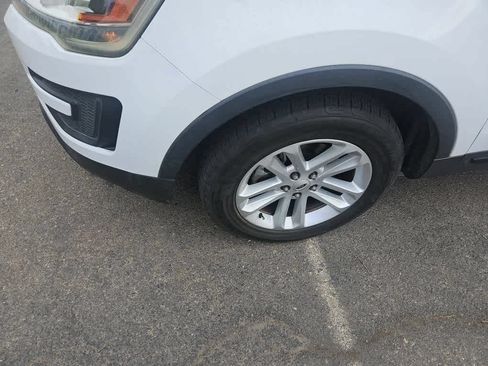 Used 2016 Ford Explorer FWD image 3
