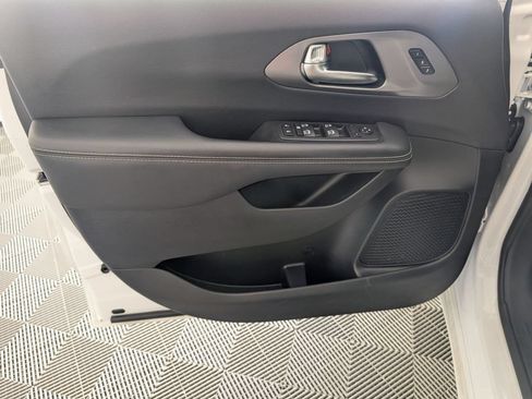 Used 2025 Chrysler Pacifica Select FWD image 12