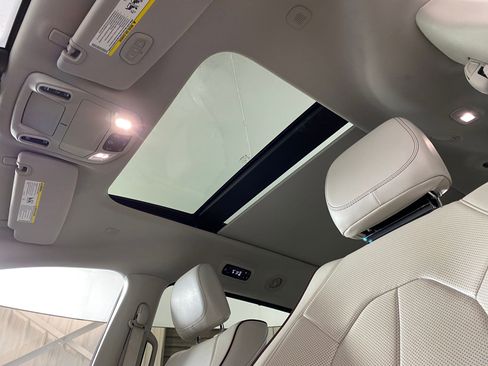 Used 2017 Chrysler Pacifica Limited image 15