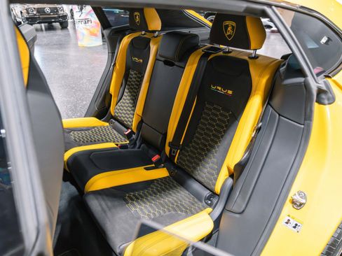 Used 2021 Lamborghini Urus AWD/4WD image 36