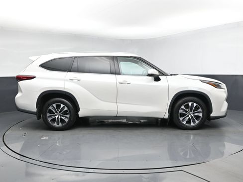 Used 2021 Toyota Highlander XLE AWD/4WD image 3