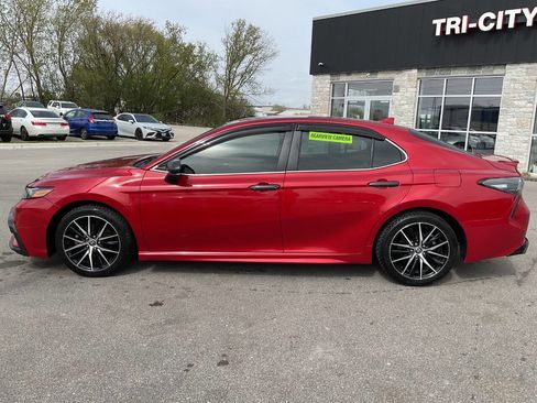 Used 2021 Toyota Camry SE FWD image 3