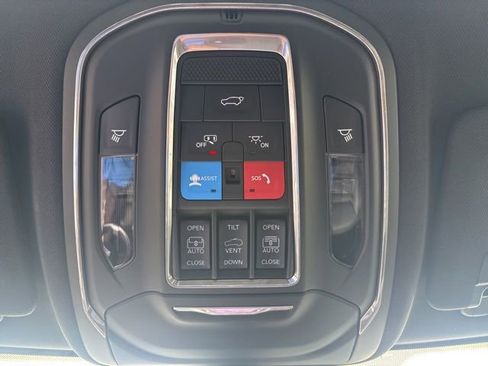 Used 2025 Jeep Grand Cherokee L Limited w/ Luxury Tech Group II AWD/4WD image 39