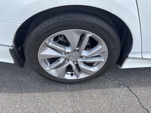 Used 2018 Honda Accord Touring image 9