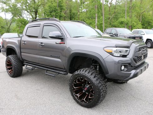 Used 2022 Toyota Tacoma TRD Off-Road AWD/4WD image 10