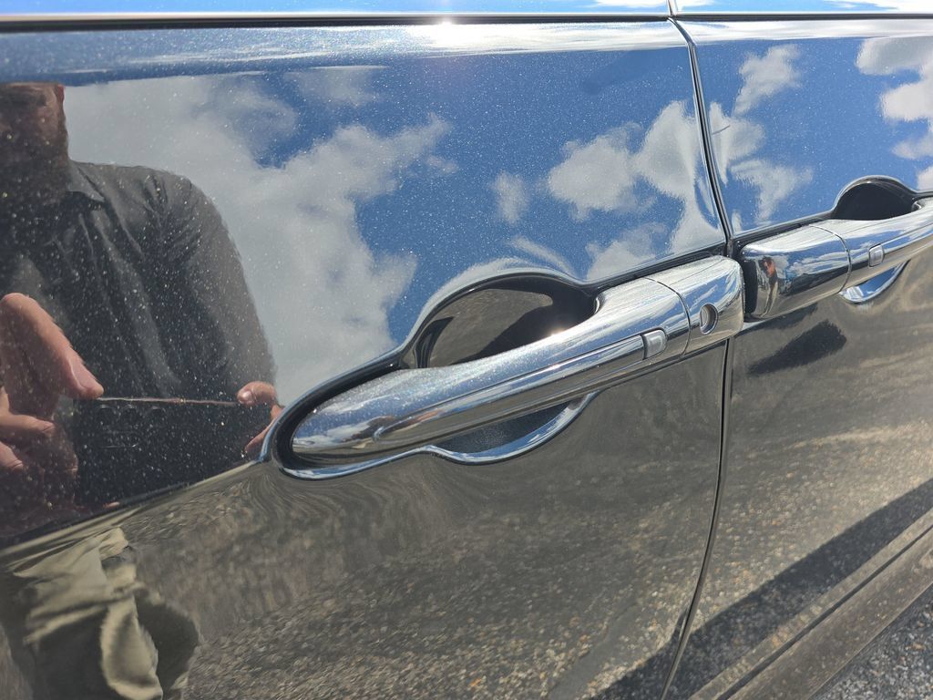 Used 2023 Chrysler Pacifica Touring-L FWD image 10