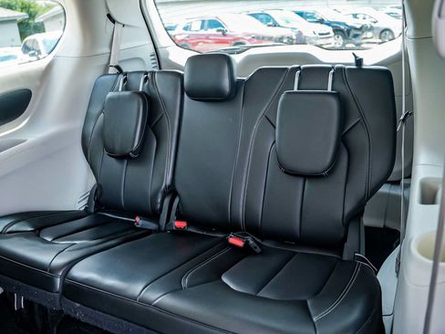 Used 2023 Chrysler Pacifica Touring-L FWD image 26