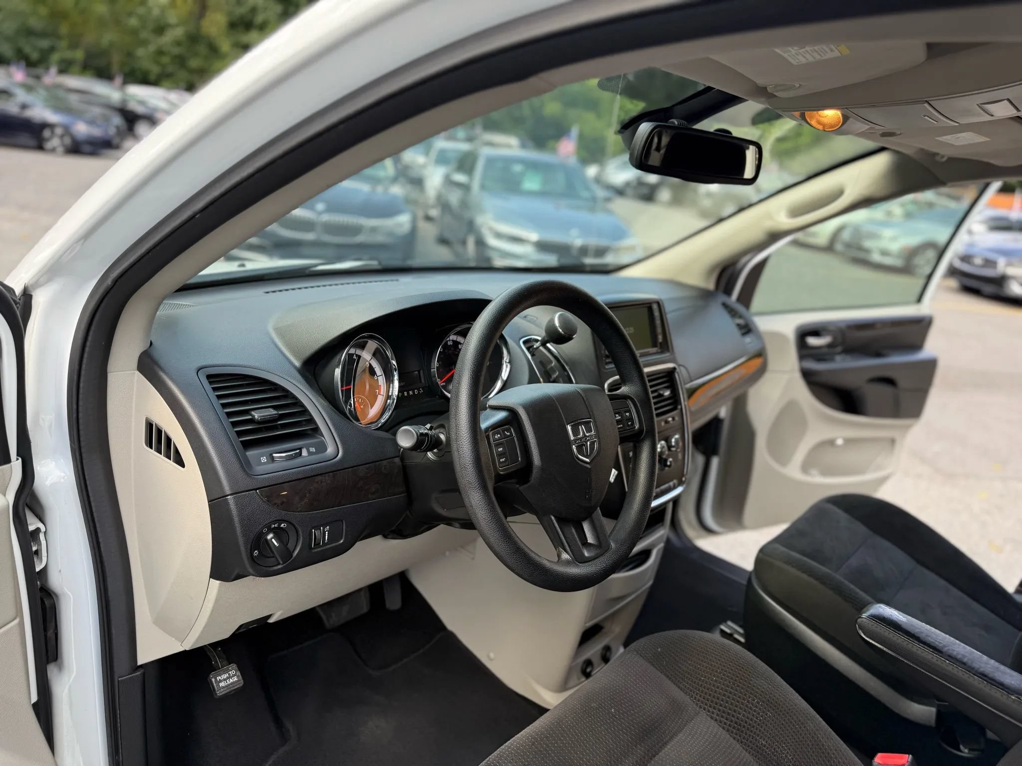 Used 2020 Dodge Grand Caravan SE w/ UConnect Hands-Free Group FWD image 20