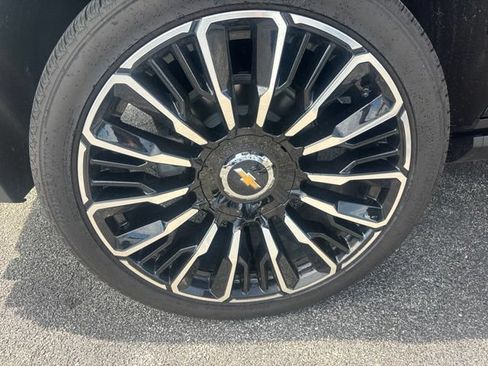 Used 2026 Chevrolet Suburban High Country AWD/4WD image 9