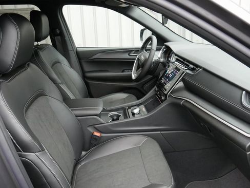 New 2025 Jeep Grand Cherokee Altitude image 27