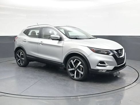 Used 2022 Nissan Rogue Sport SL w/ Premium Package FWD image 2
