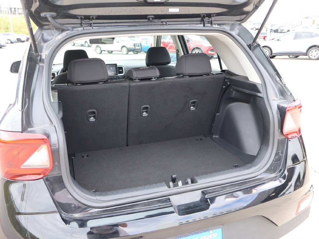 Used 2025 Hyundai Venue SEL FWD image 14