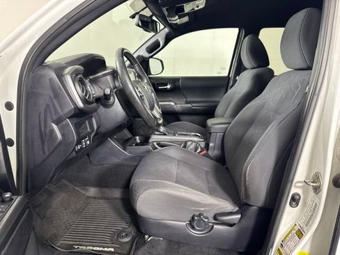Used 2017 Toyota Tacoma TRD Sport w/ Tow Package (A/T) AWD/4WD image 11