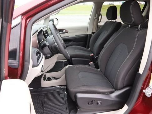 Used 2022 Chrysler Voyager LX FWD image 10
