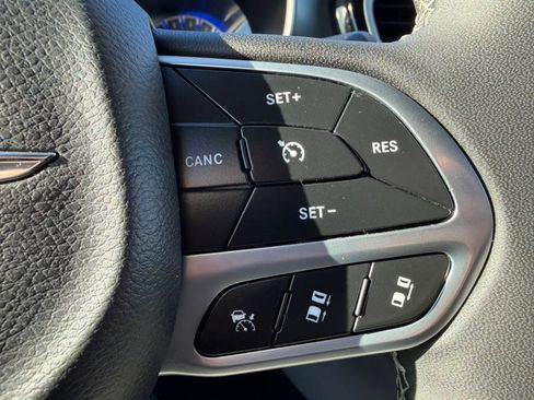 Used 2023 Chrysler Pacifica Touring-L image 27