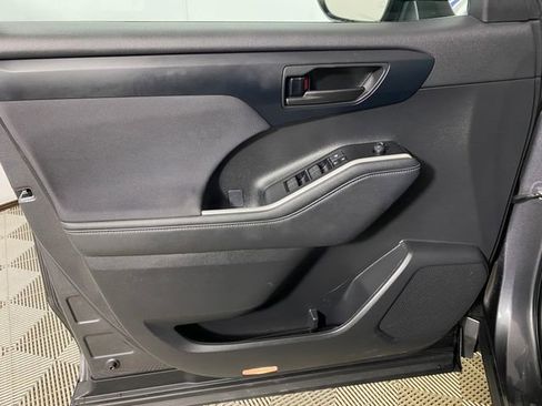 Used 2023 Toyota Highlander LE FWD image 23