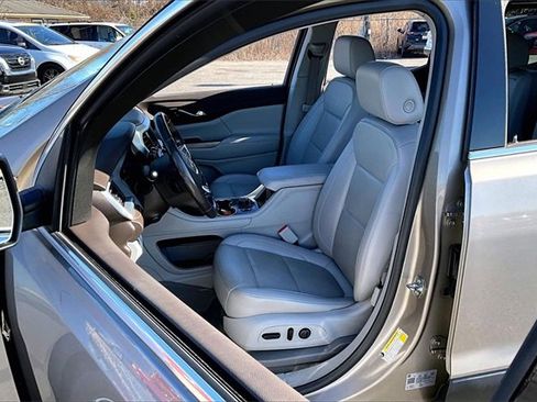 Used 2022 GMC Acadia SLT w/ Preferred Package image 18