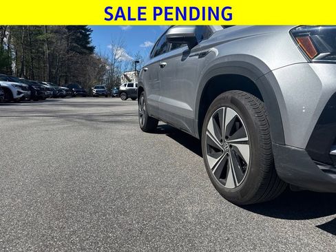 Used 2024 Volkswagen Taos SE w/ Panoramic Sunroof Package AWD/4WD image 4
