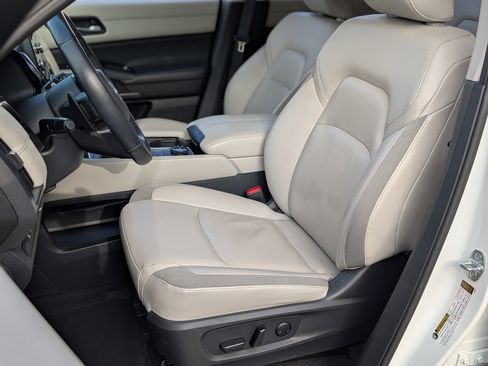 Used 2022 Nissan Pathfinder SL w/ Lighting Package (N92) image 16