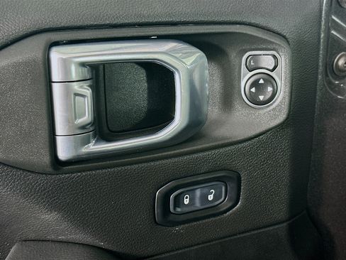 Used 2023 Jeep Wrangler Unlimited Sahara AWD/4WD image 15