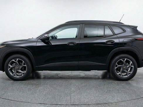 Used 2025 Chevrolet Trax LT FWD image 5