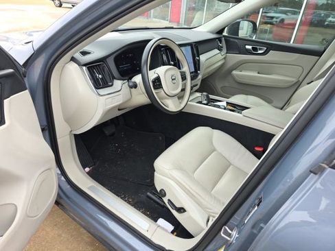 Used 2023 Volvo XC60 B5 Plus image 9