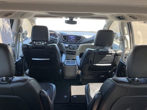 Used 2018 Chrysler Pacifica Limited image 35