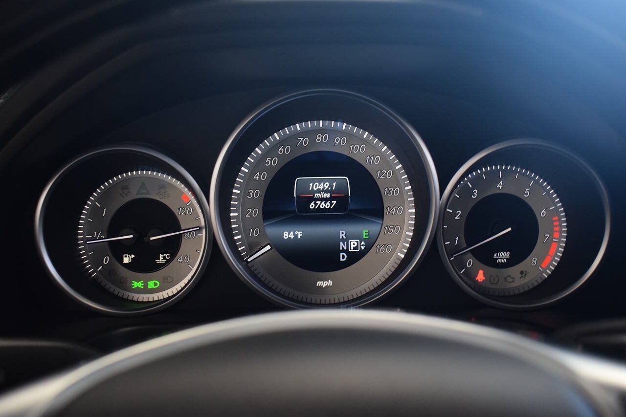 Used 2016 Mercedes-Benz E 400 Sedan image 32