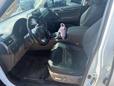 Used 2022 Lexus GX 460 Premium w/ Accessory Package AWD/4WD image 10