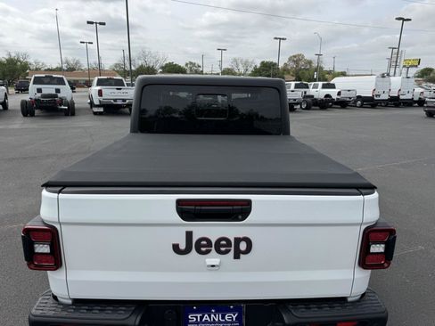 Used 2024 Jeep Gladiator Rubicon w/ Technology Group AWD/4WD image 36