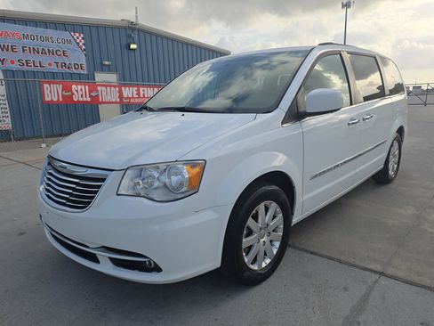 Used 2016 Chrysler Town & Country Touring w/ Driver Convenience Group FWD image 3