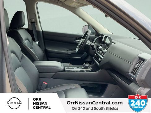 Used 2025 Nissan Pathfinder SL w/ Black Appearance Package FWD image 11