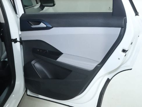 Used 2024 Volkswagen Taos SE AWD/4WD image 32