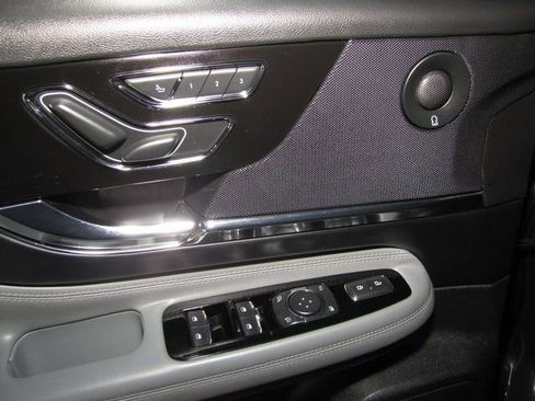 Used 2020 Lincoln Corsair Reserve image 12