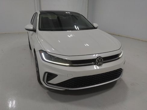 Used 2025 Volkswagen Jetta SE FWD image 14