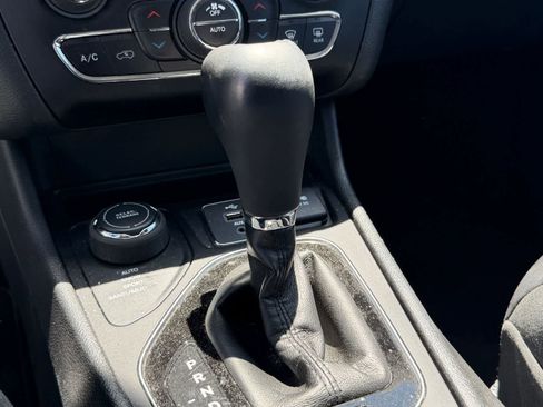 Used 2019 Jeep Cherokee Limited w/ Luxury Group AWD/4WD image 20
